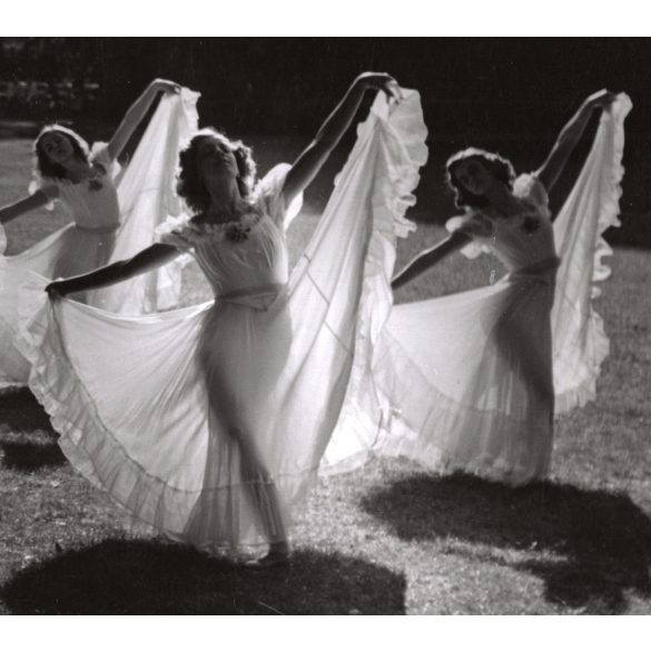 Nagyobb méret, Szendrő István fotóművészeti alkotása, balerinák, szoknyában a Margit-szigeten, árnyék, 1930-as évek. Eredeti, pecséttel jelzett fotó, papírkép, Agfa Brovira papíron. 