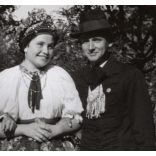 Nagyobb méret, Szendrő István fotóművészeti alkotása, Gyöngyösbokréta mozgalom, fiatalok őcsényi népviseletben, Őcsény, Tolna megye, népviselet, kalap, szoknya, kendő, 1930-as évek.