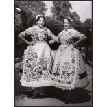 Nagyobb méret, Szendrő István fotóművészeti alkotása, lányok géderlaki népviseletben, Gyöngyösbokréta mozgalom, Géderlak, Bács-Kiskun megye, népviselet, szoknya, minta, kendő, 1930-as évek. 