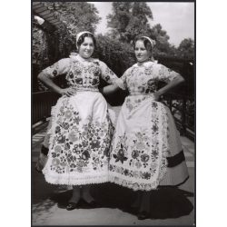   Nagyobb méret, Szendrő István fotóművészeti alkotása, lányok géderlaki népviseletben, Gyöngyösbokréta mozgalom, Géderlak, Bács-Kiskun megye, népviselet, szoknya, minta, kendő, 1930-as évek. 
