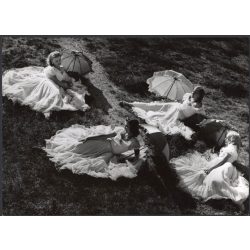   Nagyobb méret, Szendrő István fotóművészeti alkotása, balerinák napernyővel, szoknya, 1930-as évek. Eredeti, pecséttel jelzett fotó, papírkép, Agfa Brovira papíron. 