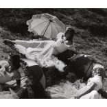 Nagyobb méret, Szendrő István fotóművészeti alkotása, balerinák napernyővel, szoknya, 1930-as évek. Eredeti, pecséttel jelzett fotó, papírkép, Agfa Brovira papíron. 