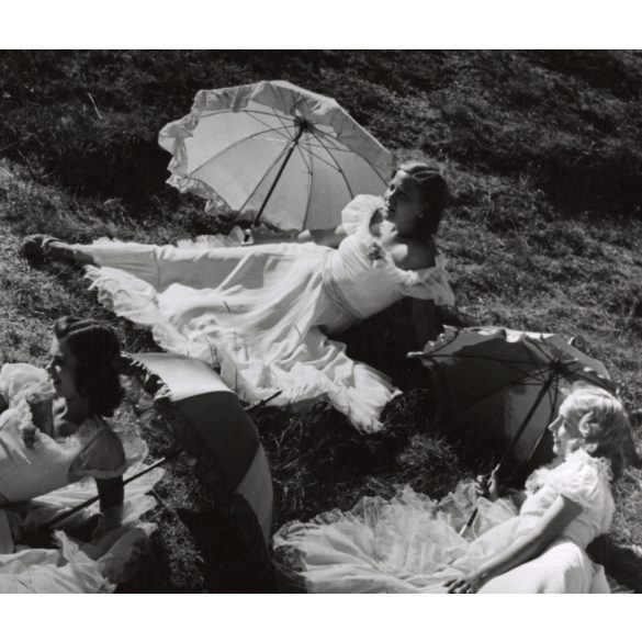 Nagyobb méret, Szendrő István fotóművészeti alkotása, balerinák napernyővel, szoknya, 1930-as évek. Eredeti, pecséttel jelzett fotó, papírkép, Agfa Brovira papíron. 