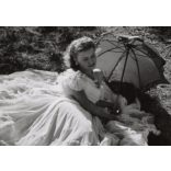 Nagyobb méret, Szendrő István fotóművészeti alkotása, balerinák napernyővel, szoknya, 1930-as évek. Eredeti, pecséttel jelzett fotó, papírkép, Agfa Brovira papíron. 