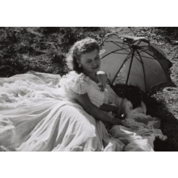 Nagyobb méret, Szendrő István fotóművészeti alkotása, balerinák napernyővel, szoknya, 1930-as évek. Eredeti, pecséttel jelzett fotó, papírkép, Agfa Brovira papíron. 