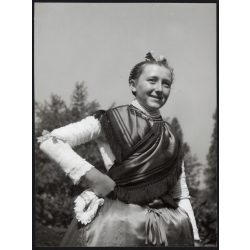   Nagyobb méret, Szendrő István fotóművészeti alkotása, Gyöngyösbokréta mozgalom, fiatal lány bácskertesi népviseletben, Bácskertes, Vajdaság, Szerbia, népviselet, 1930-as évek. 