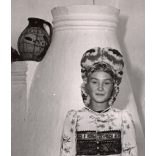 Nagyobb méret, Szendrő István fotóművészeti alkotása, matyó lány mezőkövesdi népviseletben a kályha előtt, Gyöngyösbokréta mozgalom, népviselet, fejdísz, korsó, tányér, szoknya, minta, 1930-as évek. E