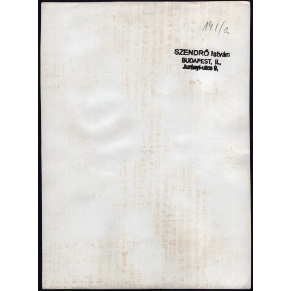 Nagyobb méret, Szendrő István fotóművészeti alkotása, matyó lány mezőkövesdi népviseletben a kályha előtt, Gyöngyösbokréta mozgalom, népviselet, fejdísz, korsó, tányér, szoknya, minta, 1930-as évek. E