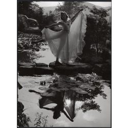   Nagyobb méret, Szendrő István fotóművészeti alkotása, balerina szoknyában a tóparton, háttérben autó, árnyék, közlekedéstörténet, 1930-as évek. 
