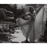 Nagyobb méret, Szendrő István fotóművészeti alkotása, balerina szoknyában a tóparton, háttérben autó, árnyék, közlekedéstörténet, 1930-as évek. 