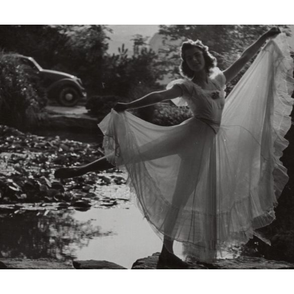Nagyobb méret, Szendrő István fotóművészeti alkotása, balerina szoknyában a tóparton, háttérben autó, árnyék, közlekedéstörténet, 1930-as évek. 