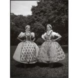 Nagyobb méret, Szendrő István fotóművészeti alkotása, lányok gombosi népviseletben, Gombos, Vajdaság, Szerbia, Gyöngyösbokréta mozgalom, népviselet, szoknya, kendő, 1930-as évek. 