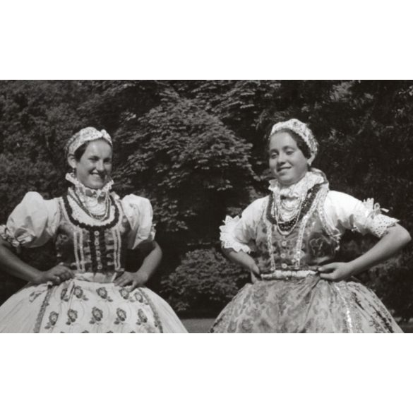 Nagyobb méret, Szendrő István fotóművészeti alkotása, lányok gombosi népviseletben, Gombos, Vajdaság, Szerbia, Gyöngyösbokréta mozgalom, népviselet, szoknya, kendő, 1930-as évek. 