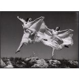 Nagyobb méret, Szendrő István fotóművészeti alkotása, balerinák a levegőben, 1930-as évek. Eredeti, pecséttel jelzett fotó, papírkép, Agfa Brovira papíron. 