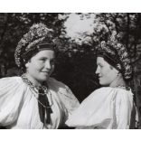 Nagyobb méret, Szendrő István fotóművészeti alkotása, Gyöngyösbokréta mozgalom, lányok őcsényi népviseletben, Őcsény, Baranya megye, népviselet, fejdísz, kendő, 1930-as évek. 