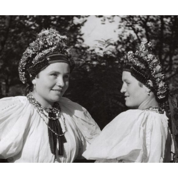 Nagyobb méret, Szendrő István fotóművészeti alkotása, Gyöngyösbokréta mozgalom, lányok őcsényi népviseletben, Őcsény, Baranya megye, népviselet, fejdísz, kendő, 1930-as évek. 