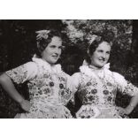 Nagyobb méret, Szendrő István fotóművészeti alkotása, ikrek kalocsai népviseletben, Gyöngyösbokréta mozgalom, Kalocsa, Bács-Kiskun megye, népviselet, szoknya, kendő, 1930-as évek.