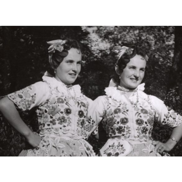 Nagyobb méret, Szendrő István fotóművészeti alkotása, ikrek kalocsai népviseletben, Gyöngyösbokréta mozgalom, Kalocsa, Bács-Kiskun megye, népviselet, szoknya, kendő, 1930-as évek.