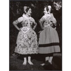   Nagyobb méret, Szendrő István fotóművészeti alkotása, Gyöngyösbokréta mozgalom, lányok kalocsai népviseletben, Kalocsa, Bács-Kiskun megye, népviselet, szoknya, kendő, 1930-as évek. 