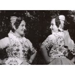 Nagyobb méret, Szendrő István fotóművészeti alkotása, Gyöngyösbokréta mozgalom, lányok kalocsai népviseletben, Kalocsa, Bács-Kiskun megye, népviselet, szoknya, kendő, 1930-as évek. 