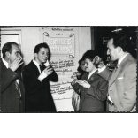 Fiatalok kávéznak, cigiznek a büfében, textiles vetélkedő, vendéglátás, plakát, 1960-as évek, szocializmus, Eredeti fotó, papírkép. 