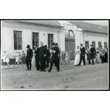 Hajdu Anna (jelmeztervező, grafikus) és Kovács Péter (néprajzkutató) esküvője, Tiszacsege, menyasszony, vőlegény, 1942, 1940-es évek, Hajdu-Bihar megye, Horthy-korszak, Eredeti fotó, papírkép. 