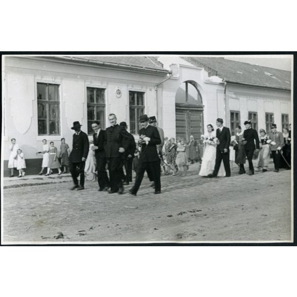 Hajdu Anna (jelmeztervező, grafikus) és Kovács Péter (néprajzkutató) esküvője, Tiszacsege, menyasszony, vőlegény, 1942, 1940-es évek, Hajdu-Bihar megye, Horthy-korszak, Eredeti fotó, papírkép. 
