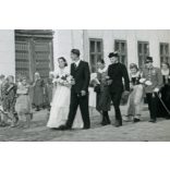 Hajdu Anna (jelmeztervező, grafikus) és Kovács Péter (néprajzkutató) esküvője, Tiszacsege, menyasszony, vőlegény, 1942, 1940-es évek, Hajdu-Bihar megye, Horthy-korszak, Eredeti fotó, papírkép. 