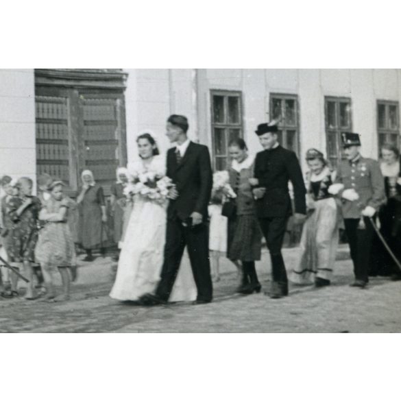 Hajdu Anna (jelmeztervező, grafikus) és Kovács Péter (néprajzkutató) esküvője, Tiszacsege, menyasszony, vőlegény, 1942, 1940-es évek, Hajdu-Bihar megye, Horthy-korszak, Eredeti fotó, papírkép. 