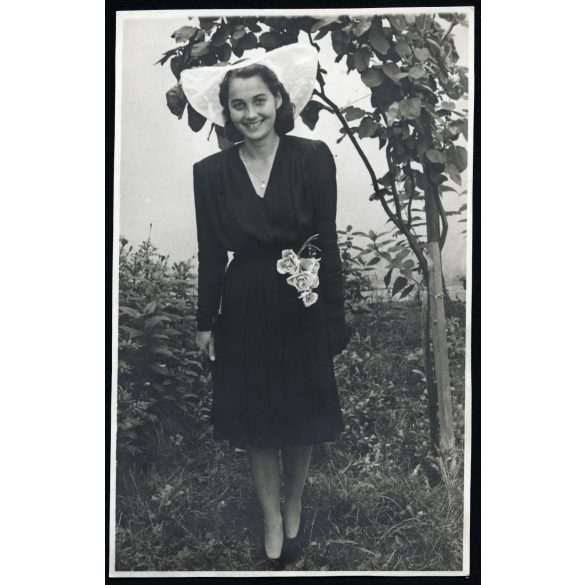 Hajdu Anna (jelmeztervező, grafikus, később Dr. Kovács Péter néprajzkutató felesége) esküvője előtti napon, Tiszacsege, menyasszony, 1942, 1940-es évek, Hajdu-Bihar megye, Horthy-korszak, Eredeti fotó