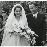 Hajdu Anna (jelmeztervező, grafikus, később Dr. Kovács Péter néprajzkutató felesége) esküvője napján, Tiszacsege, menyasszony, 1942, 1940-es évek, Hajdu-Bihar megye, Horthy-korszak, Eredeti fotó, papí