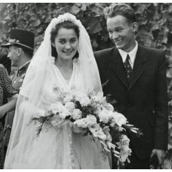   Hajdu Anna (jelmeztervező, grafikus, később Dr. Kovács Péter néprajzkutató felesége) esküvője napján, Tiszacsege, menyasszony, 1942, 1940-es évek, Hajdu-Bihar megye, Horthy-korszak, Eredeti fotó, papí
