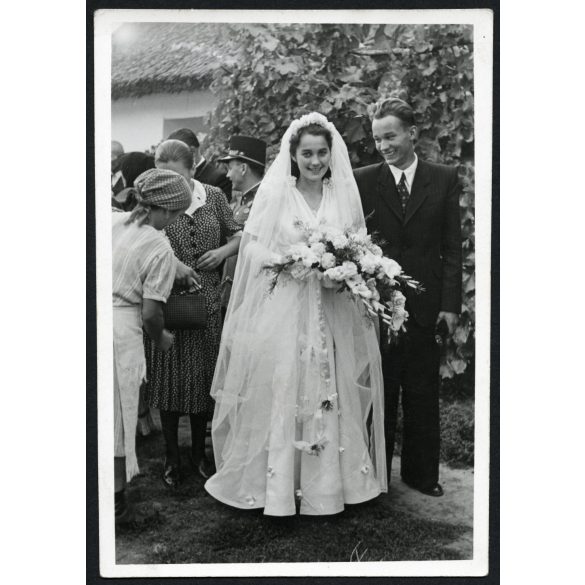 Hajdu Anna (jelmeztervező, grafikus, később Dr. Kovács Péter néprajzkutató felesége) esküvője napján, Tiszacsege, menyasszony, 1942, 1940-es évek, Hajdu-Bihar megye, Horthy-korszak, Eredeti fotó, papí