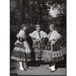   Nagyobb méret, Szendrő István fotóművészeti alkotása, Gyöngyösbokréta mozgalom, lányok őcsényi népviseletben, Őcsény, Tolna megye, népviselet, szoknya, kendő, 1930-as évek. 