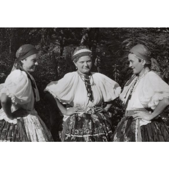 Nagyobb méret, Szendrő István fotóművészeti alkotása, Gyöngyösbokréta mozgalom, lányok őcsényi népviseletben, Őcsény, Tolna megye, népviselet, szoknya, kendő, 1930-as évek. 