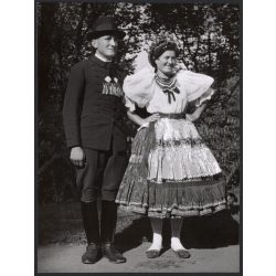   Nagyobb méret, Szendrő István fotóművészeti alkotása, Gyöngyösbokréta mozgalom, fiatal pár, őcsényi népviseletben, Őcsény, Tolna megye, népviselet, kalap, szoknya, kendő, 1930-as évek. 