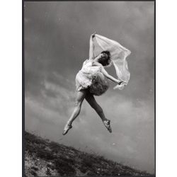   Nagyobb méret, Szendrő István fotóművészeti alkotása, balerina a levegőben, fátyollal, 1930-as évek. Eredeti, pecséttel jelzett fotó, papírkép, Agfa Brovira papíron. 