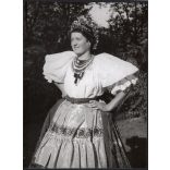 Nagyobb méret, Szendrő István fotóművészeti alkotása, Gyöngyösbokréta mozgalom, őcsényi népviseletben, Őcsény, Tolna megye, népviselet, szoknya, kendő, 1930-as évek. 