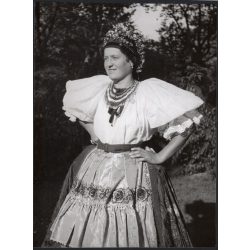   Nagyobb méret, Szendrő István fotóművészeti alkotása, Gyöngyösbokréta mozgalom, őcsényi népviseletben, Őcsény, Tolna megye, népviselet, szoknya, kendő, 1930-as évek. 