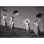 Nagyobb méret, Szendrő István fotóművészeti alkotása, napernyőkkel a réten, 1930-as évek. Eredeti, pecséttel jelzett fotó, papírkép, Agfa Brovira papíron. Dekorációnak, ajándéknak is kiváló. 