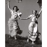 Nagyobb méret, Szendrő István fotóművészeti alkotása, napernyőkkel a réten, 1930-as évek. Eredeti, pecséttel jelzett fotó, papírkép, Agfa Brovira papíron. Dekorációnak, ajándéknak is kiváló. 