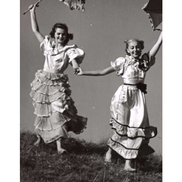 Nagyobb méret, Szendrő István fotóművészeti alkotása, napernyőkkel a réten, 1930-as évek. Eredeti, pecséttel jelzett fotó, papírkép, Agfa Brovira papíron. Dekorációnak, ajándéknak is kiváló. 