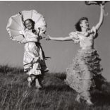 Nagyobb méret, Szendrő István fotóművészeti alkotása, napernyőkkel a réten, 1930-as évek. Eredeti, pecséttel jelzett fotó, papírkép, Agfa Brovira papíron. Dekorációnak, ajándéknak is kiváló. 