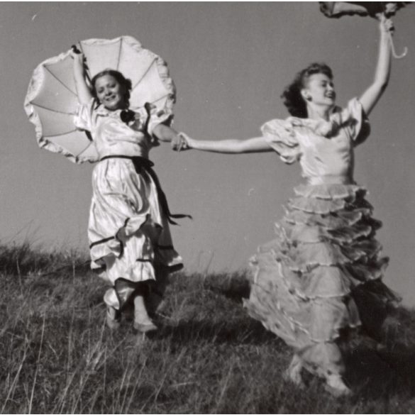 Nagyobb méret, Szendrő István fotóművészeti alkotása, napernyőkkel a réten, 1930-as évek. Eredeti, pecséttel jelzett fotó, papírkép, Agfa Brovira papíron. Dekorációnak, ajándéknak is kiváló. 