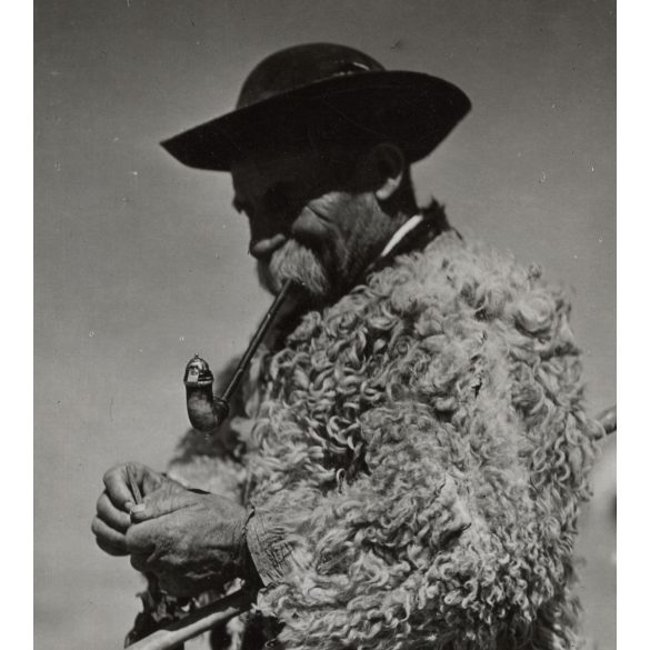 Öreg pásztor, subában, pipával, Magyarország, Horthy-korszak, népviselet, kalap, bajusz, helytörténet, 1930-as évek, Eredeti fotó, papírkép.   