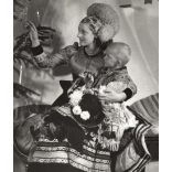 Anyuka a gyermekével matyó népviseletben, Mezőkövesd, karácsonyfa díszítés, kályha Magyarország, Horthy-korszak, népviselet, fejdísz, szoknya, helytörténet, 1930-as évek, Eredeti fotó, papírkép.  