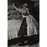 Népviseletben az ágy mellett, Magyarország, Horthy-korszak, népviselet, szoknya, bútorok, ágynemű, helytörténet, 1930-as évek, Eredeti fotó, papírkép.