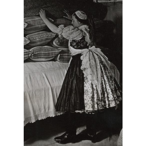 Népviseletben az ágy mellett, Magyarország, Horthy-korszak, népviselet, szoknya, bútorok, ágynemű, helytörténet, 1930-as évek, Eredeti fotó, papírkép.