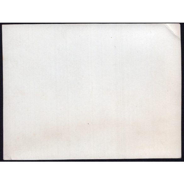 Népviseletben az ágy mellett, Magyarország, Horthy-korszak, népviselet, szoknya, bútorok, ágynemű, helytörténet, 1930-as évek, Eredeti fotó, papírkép.