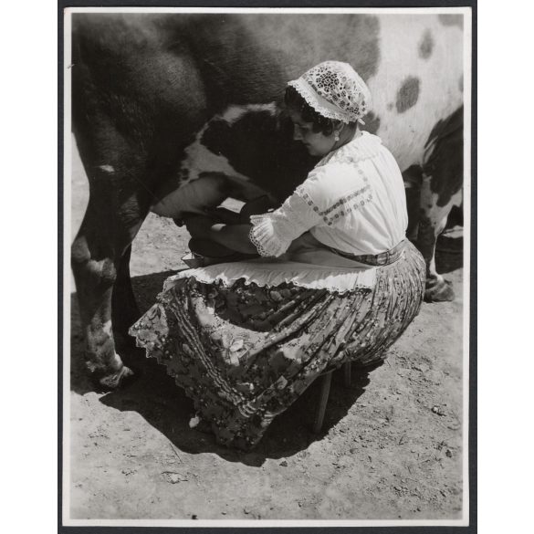 Tehénfejés szoknyában, népviseletben, Magyarország, vidék, utcakép, Horthy-korszak, helytörténet, 1930-s évek, Eredeti fotó, papírkép.  